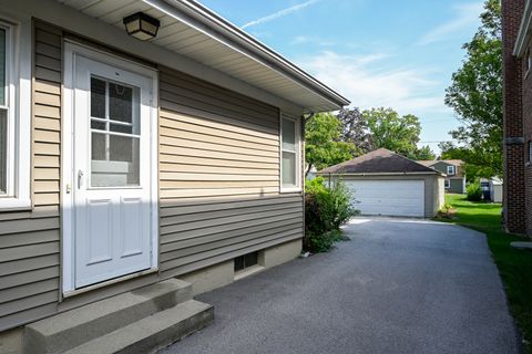 Tiny photo for 325 N Highview Avenue, Elmhurst, IL 60126 (MLS # 12450289)