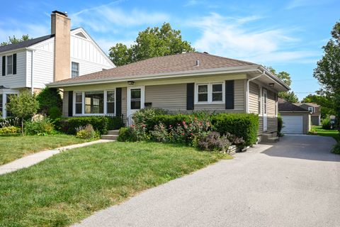 Tiny photo for 325 N Highview Avenue, Elmhurst, IL 60126 (MLS # 12450289)