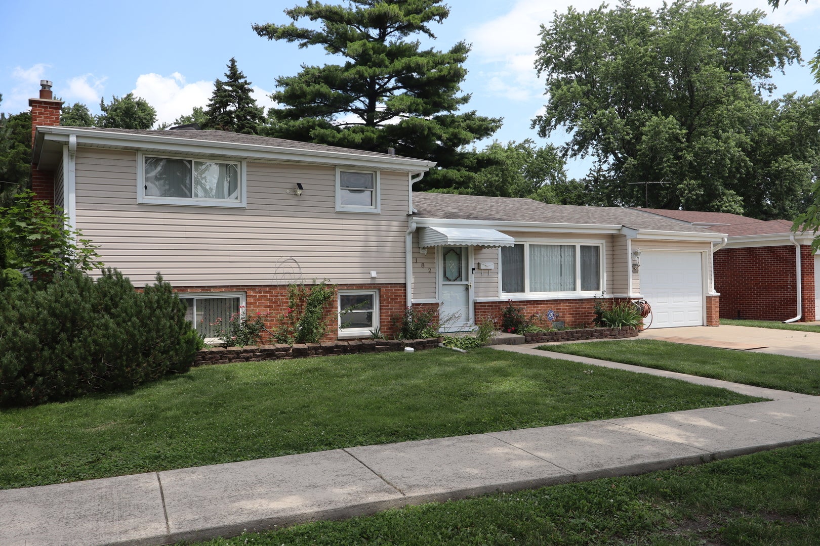 182 ROXBURY Lane