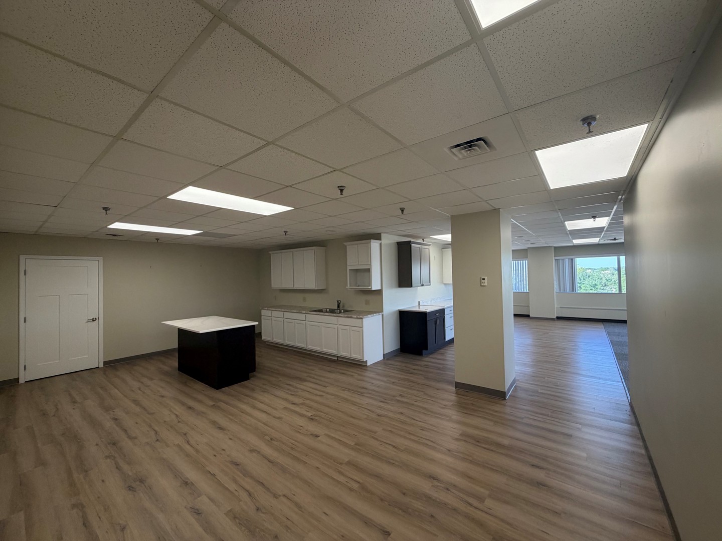 2550 MIDDLE Road 402