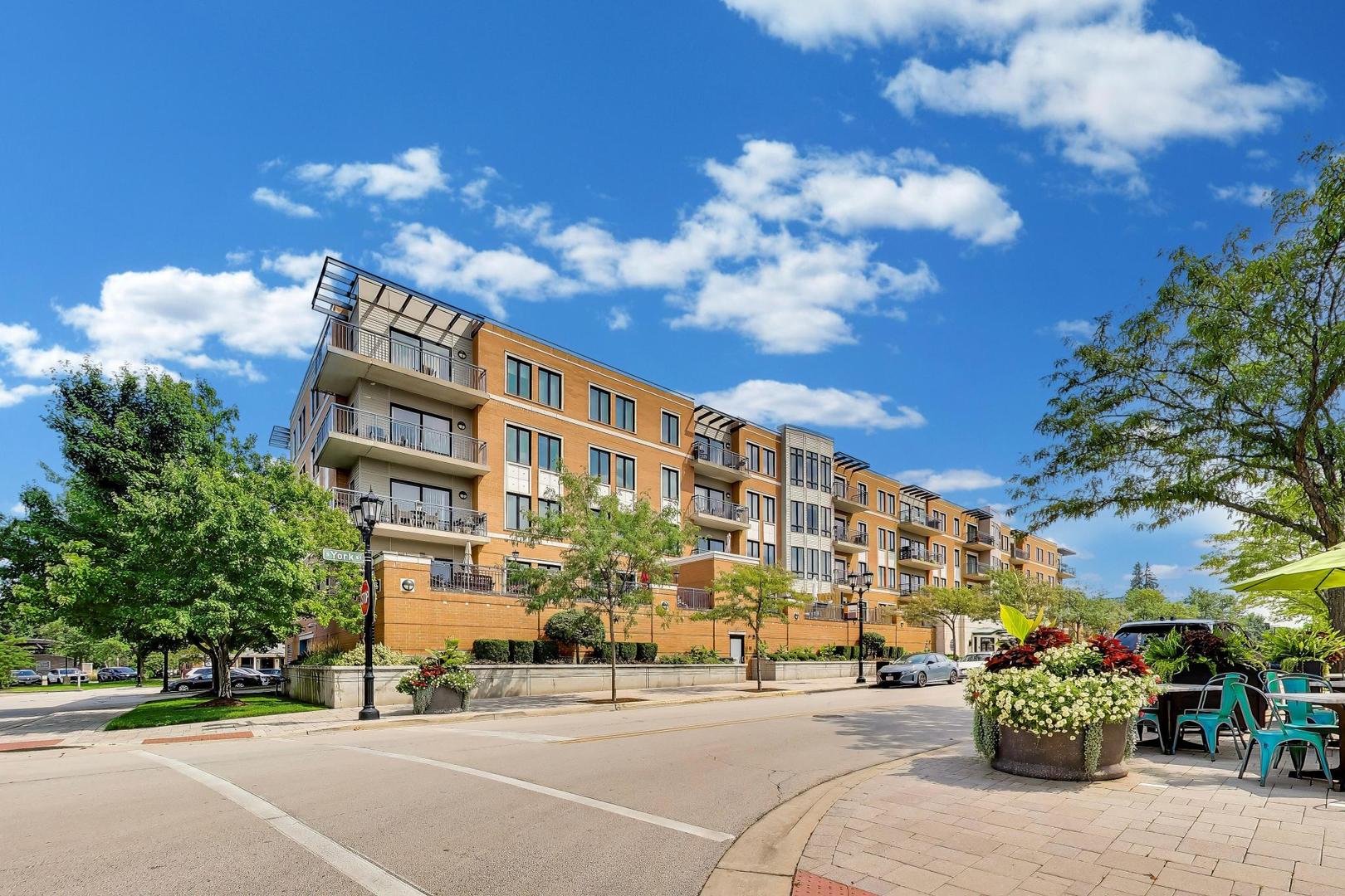 135 S YORK Street 520