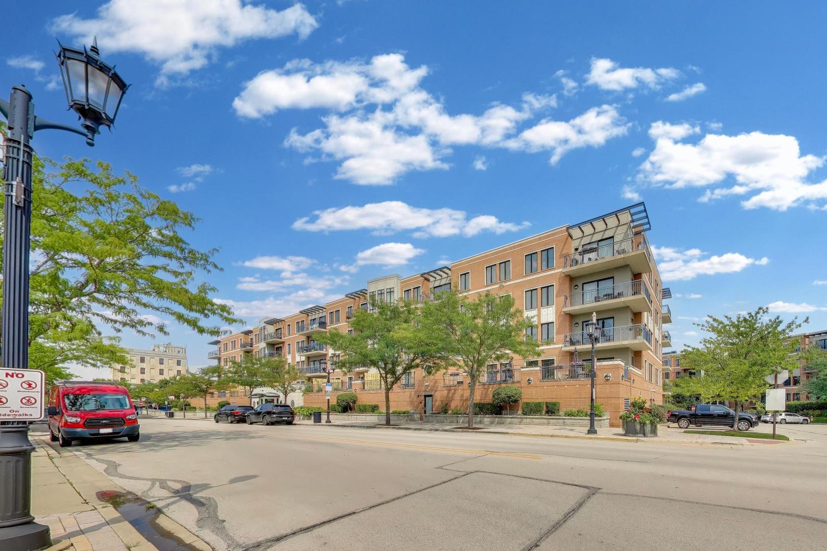 135 S YORK Street 520