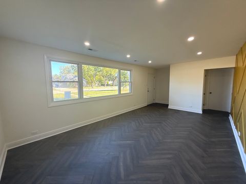 Tiny photo for 881 E Thacker Street, Des Plaines, IL 60016 (MLS # 12490987)