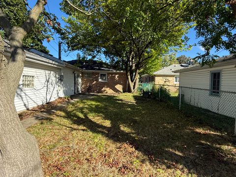 Tiny photo for 881 E Thacker Street, Des Plaines, IL 60016 (MLS # 12490987)