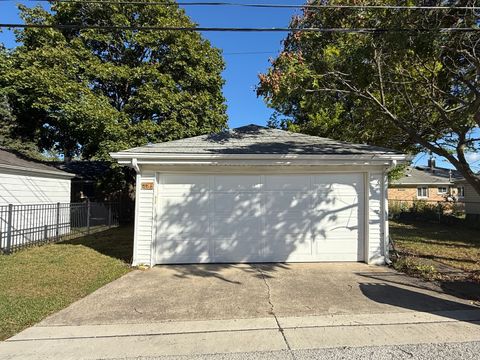 Tiny photo for 881 E Thacker Street, Des Plaines, IL 60016 (MLS # 12490987)