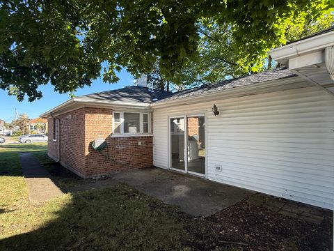 Tiny photo for 881 E Thacker Street, Des Plaines, IL 60016 (MLS # 12490987)