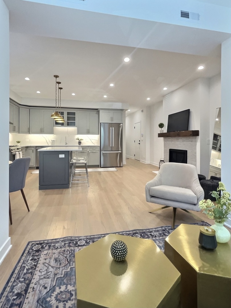 847 W Ainslie Street 1E