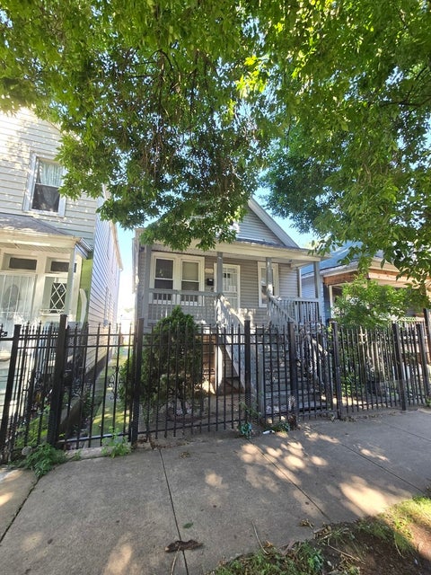 Photo of 8622 S Escanaba Avenue, Chicago, IL 60617 (MLS # 12726089)