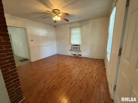 Tiny photo for 314 E HESTER Street, Carbondale, IL 62901 (MLS # EB459522)