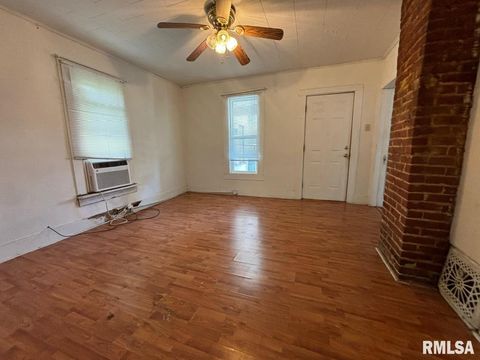 Tiny photo for 314 E HESTER Street, Carbondale, IL 62901 (MLS # EB459522)