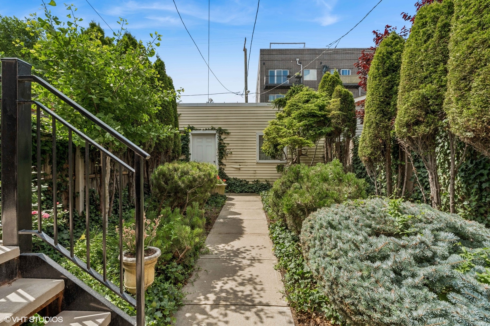 2249 W Warren Boulevard