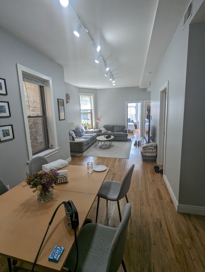 2425 N Geneva Terrace