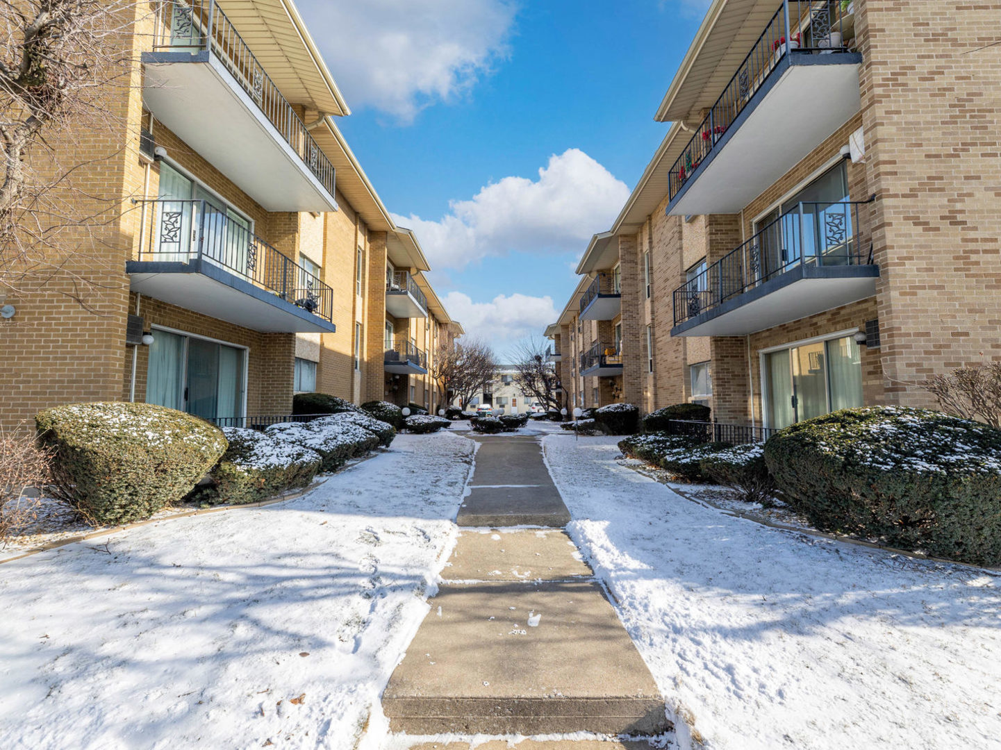 10117 S Cicero Avenue 206