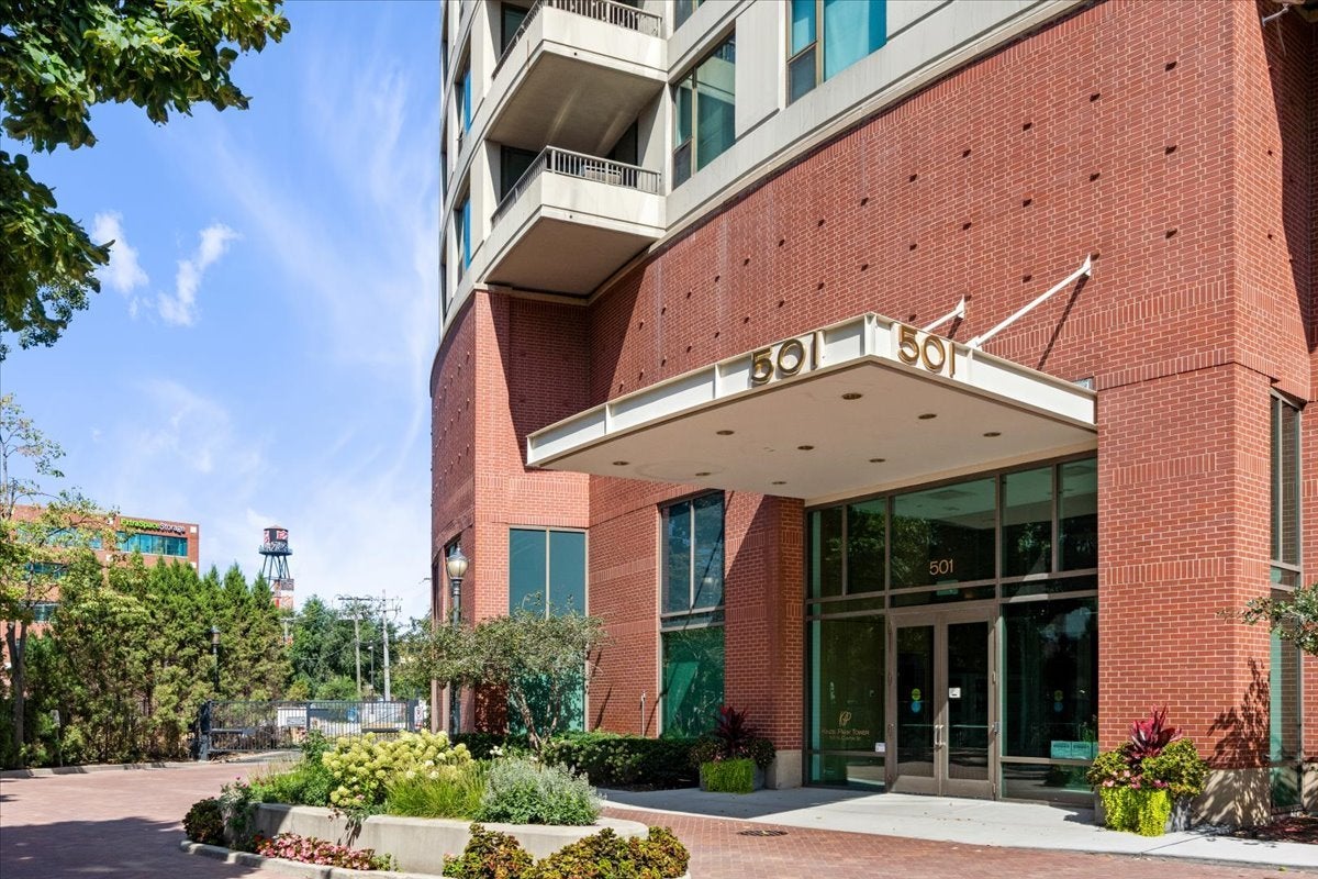 501 N Clinton Street 1304