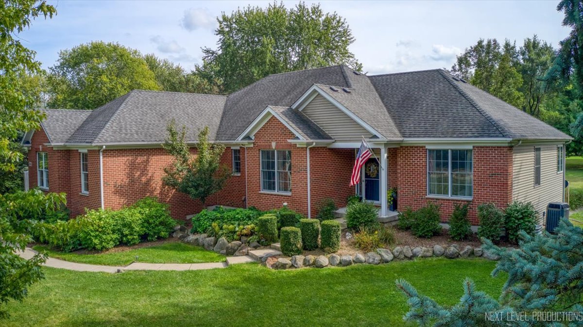 42W565 Hummingbird Street