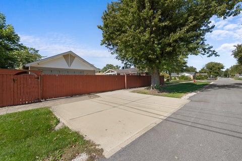 Tiny photo for 6901 W 115th Place, Worth, IL 60482 (MLS # 12774041)