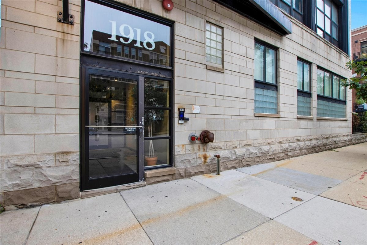 1918 S Michigan Avenue 207