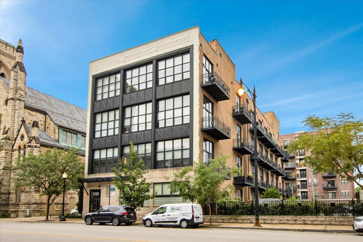 1918 S Michigan Avenue 207