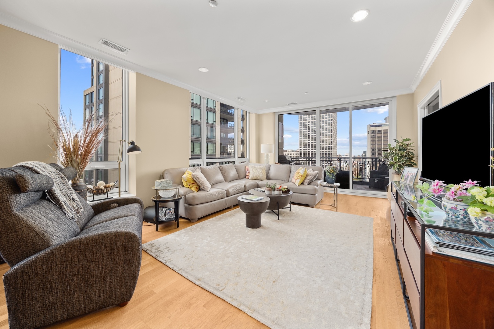 10 E Delaware Street 27E