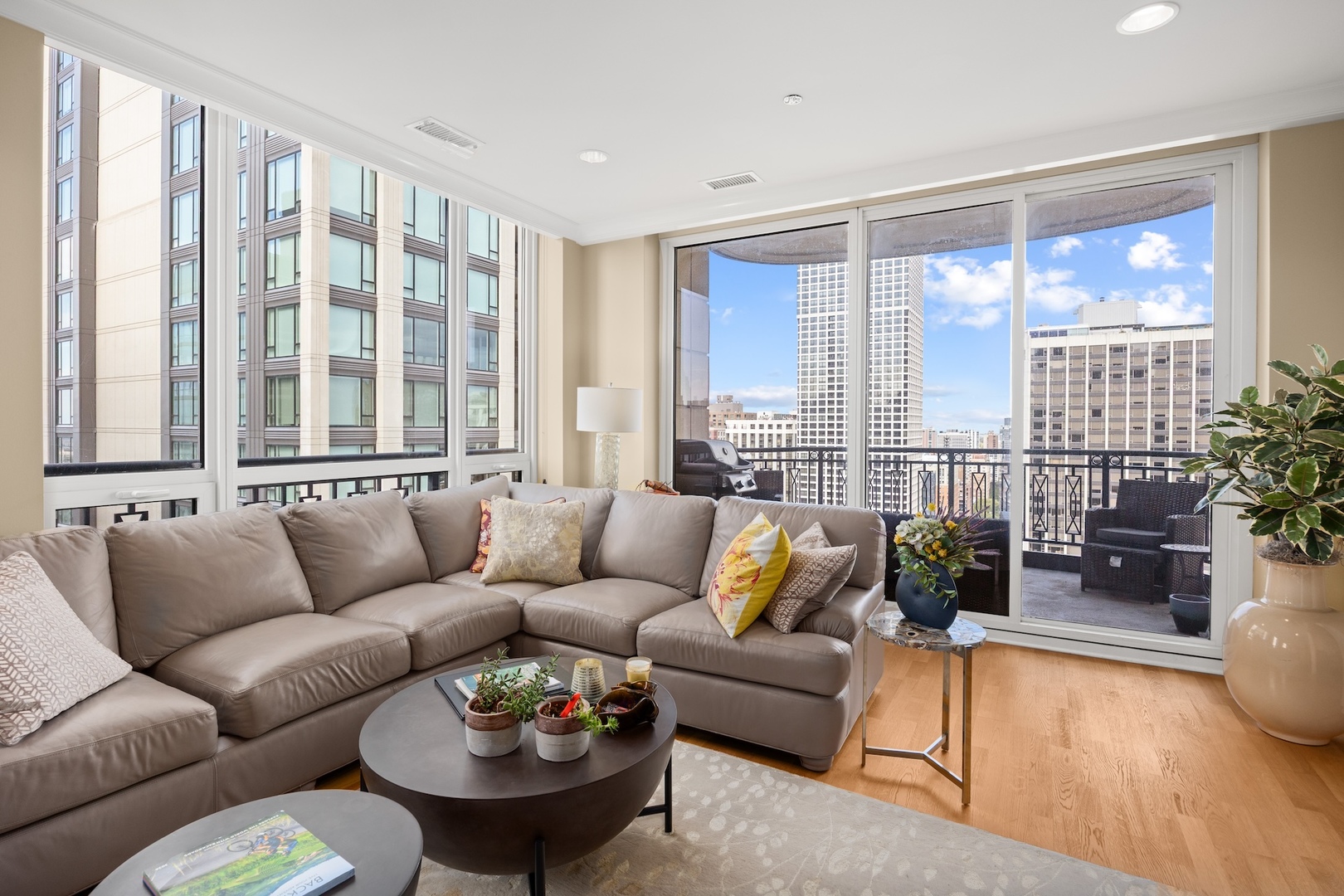 10 E Delaware Street 27E