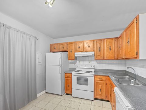 Tiny photo for 191 N Waters Edge Drive #101, Glendale Heights, IL 60139 (MLS # 12636475)