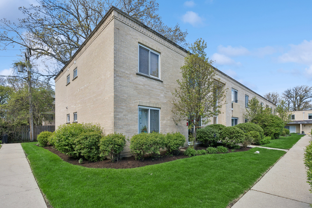 140 Green Bay Road 2W