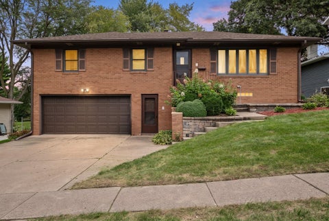 Photo of 2833 Kelling Street, Davenport, IA 52804 (MLS # 12764809)