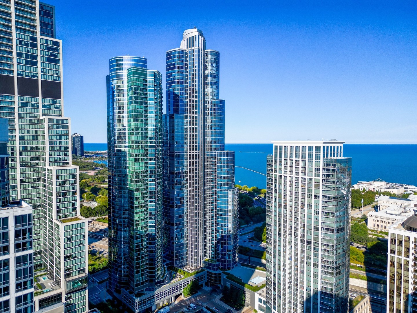 1211 S Prairie Avenue 3906