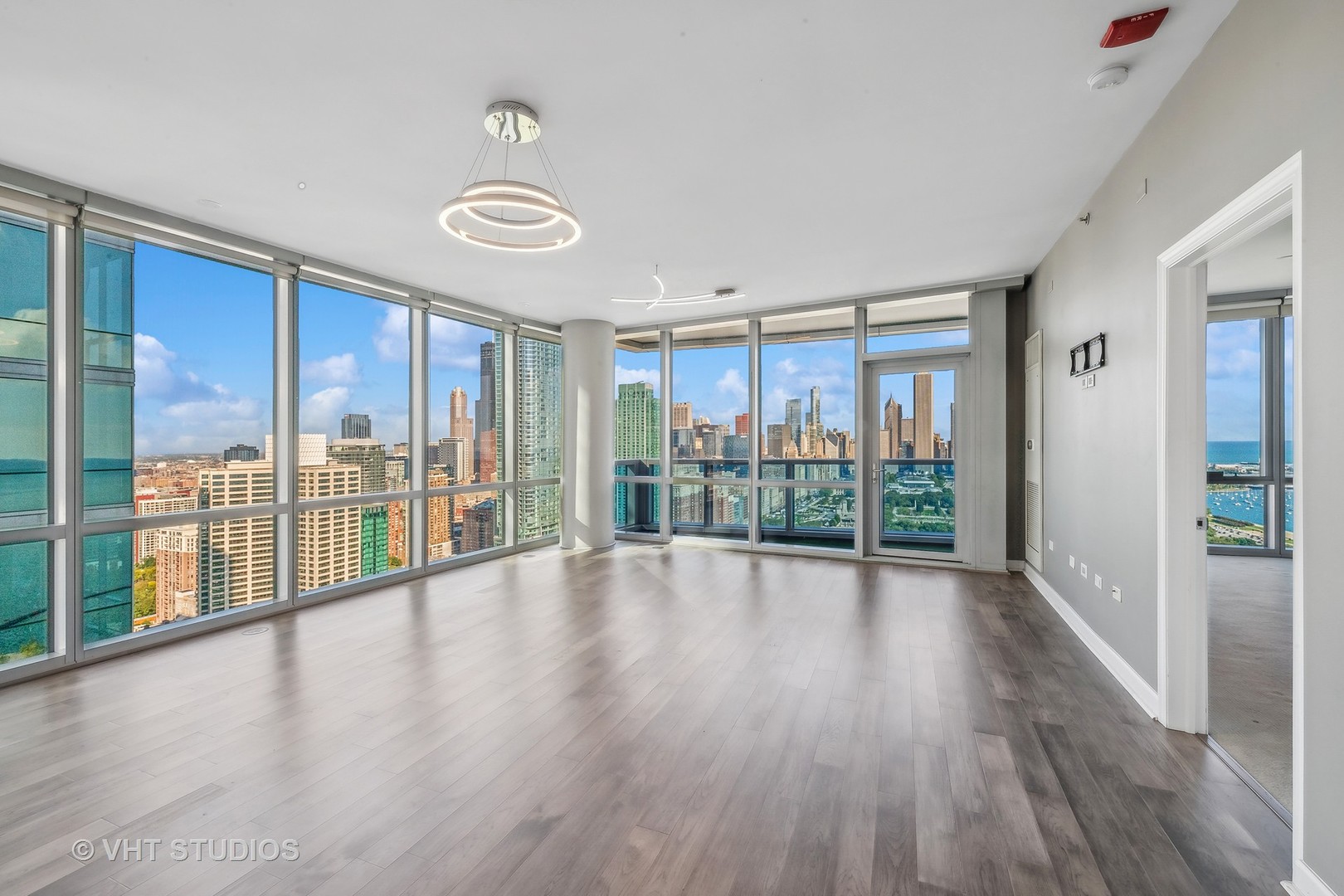 1211 S Prairie Avenue 3906