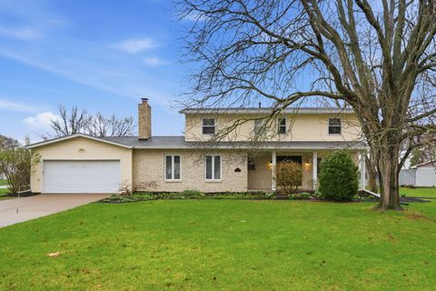 Photo of 4 Estate Court, Bettendorf, IA 52722 (MLS # 12614736)
