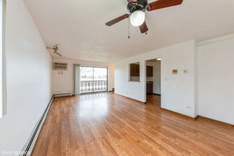 Tiny photo for 4 Parkside Court #8, Vernon Hills, IL 60061 (MLS # 11861756)