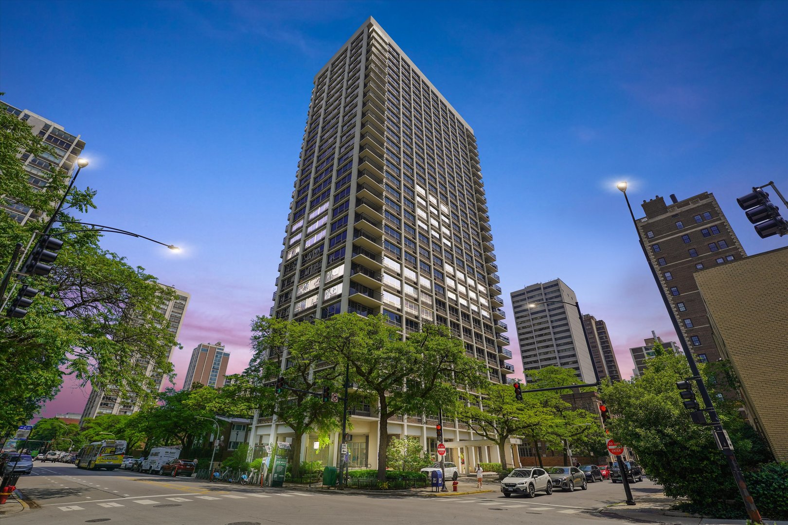 88 W Schiller Street 1001L