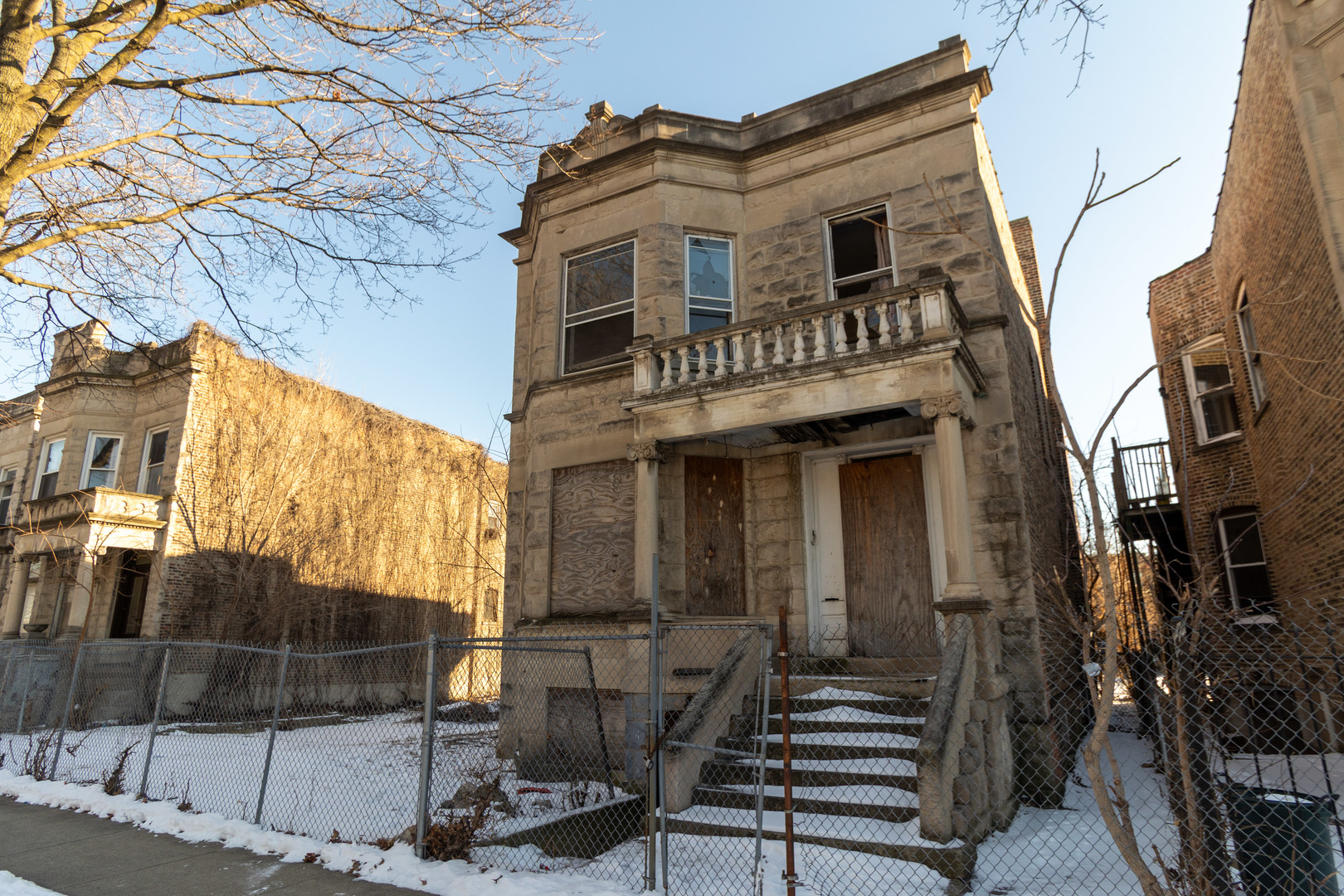 3827 W Gladys Avenue