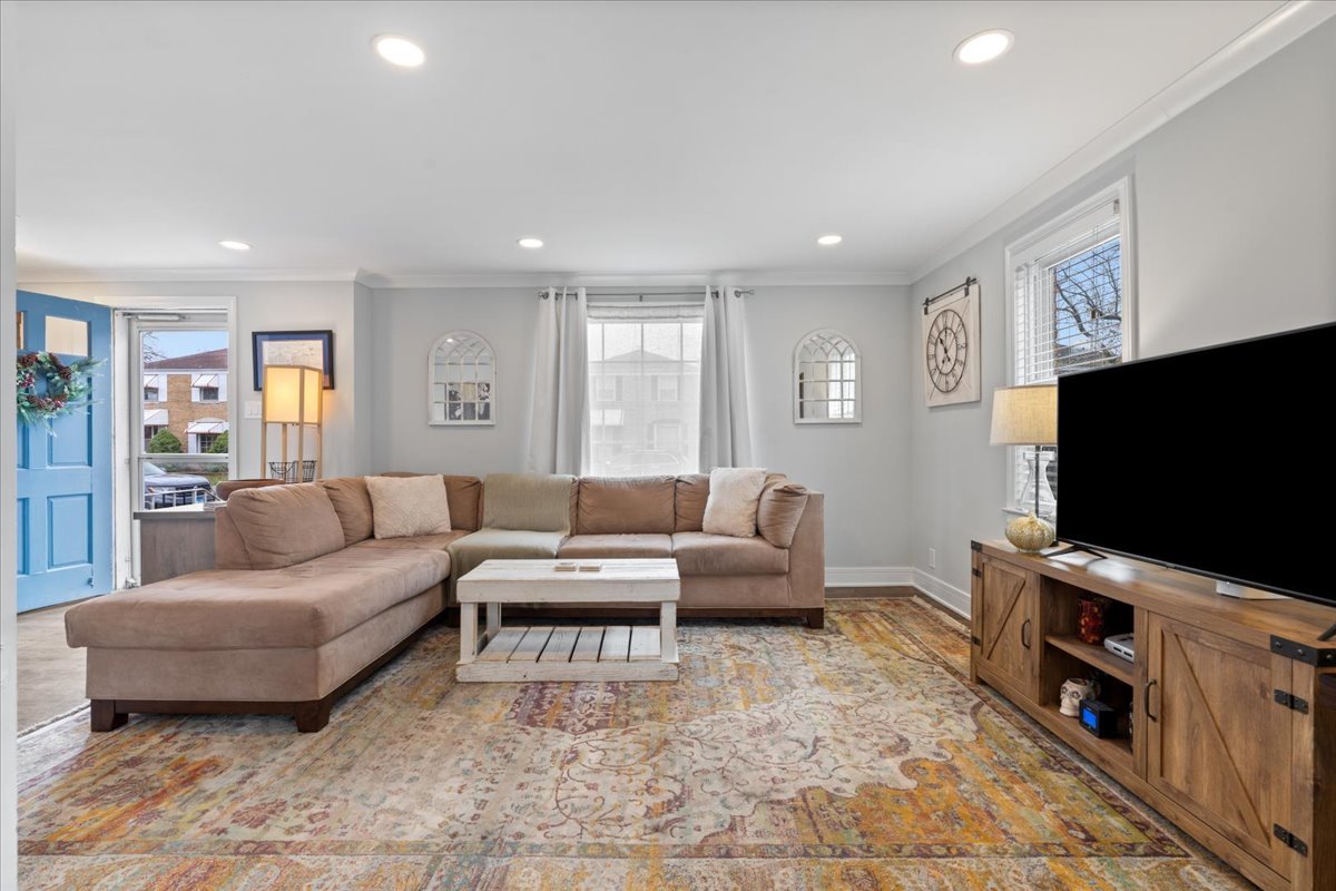 5542 N Osceola Avenue