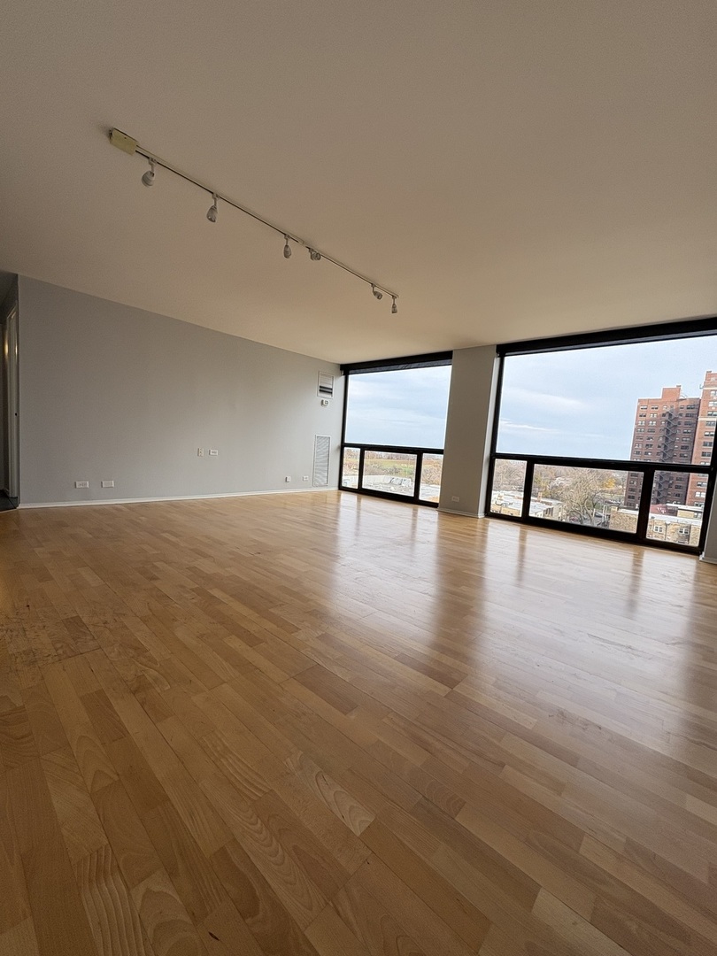 4343 N Clarendon Avenue 1004