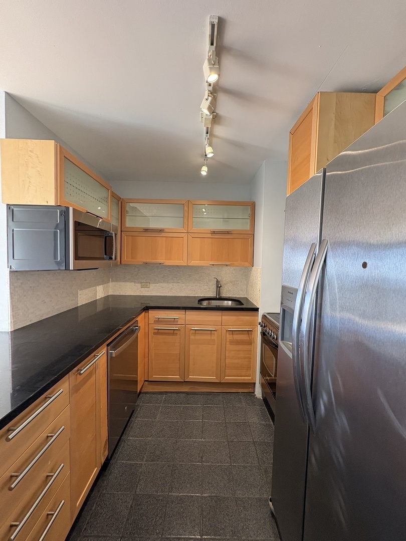 4343 N Clarendon Avenue 1004