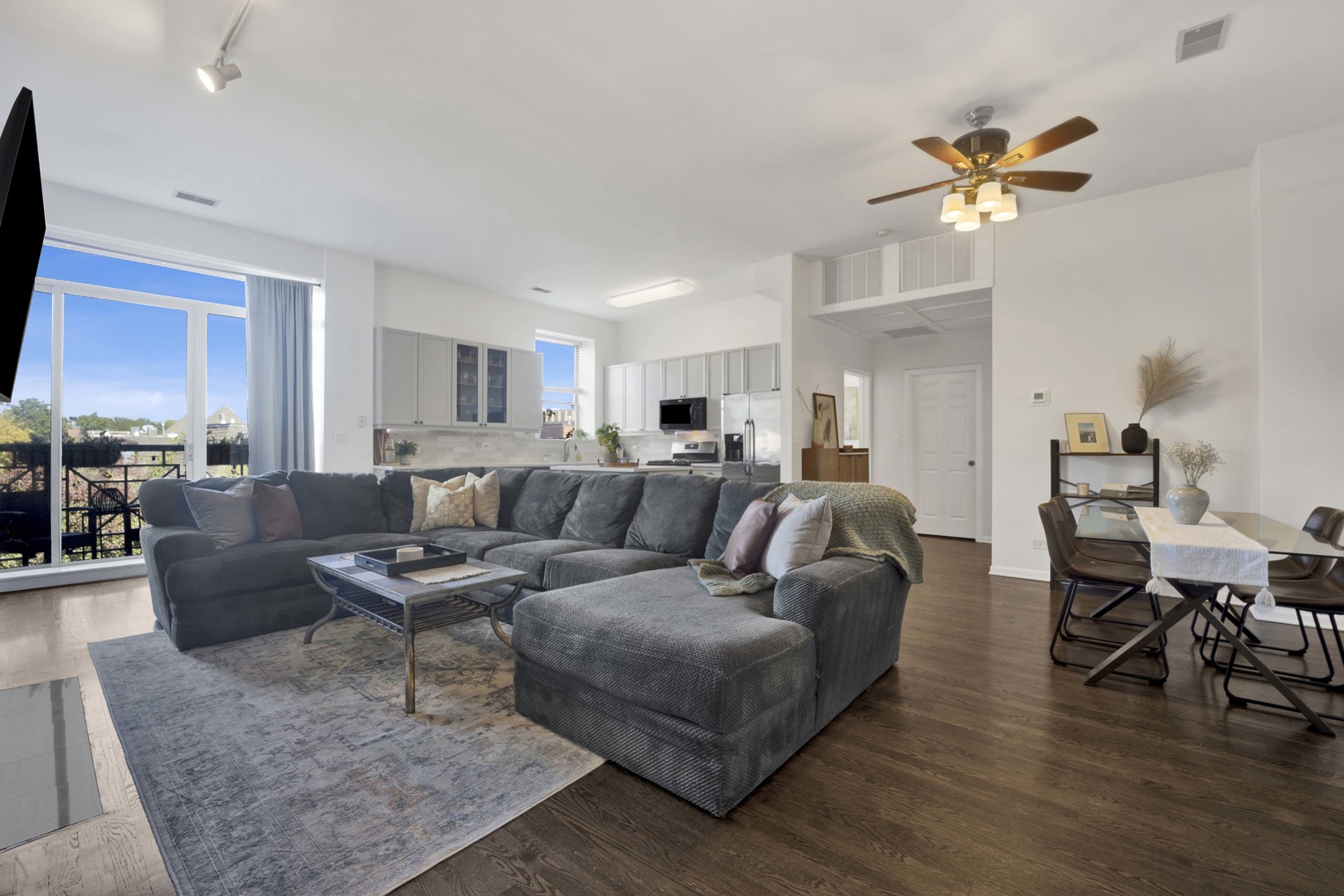 1350 W Fullerton Avenue 405