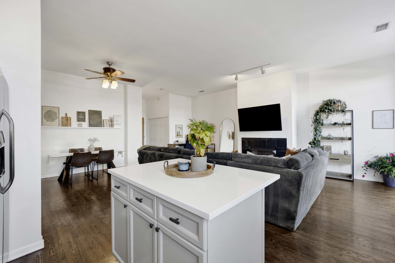 1350 W Fullerton Avenue 405