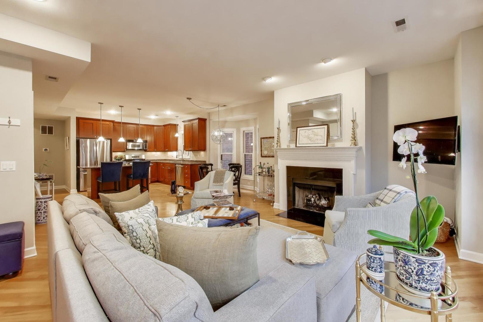 1529 N Mohawk Street 2S