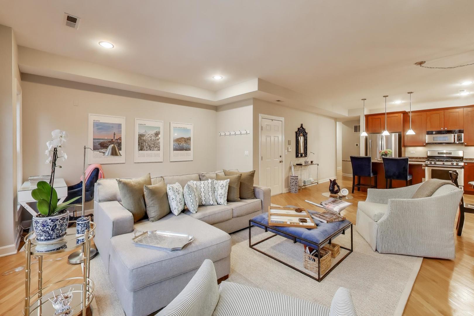 1529 N Mohawk Street 2S