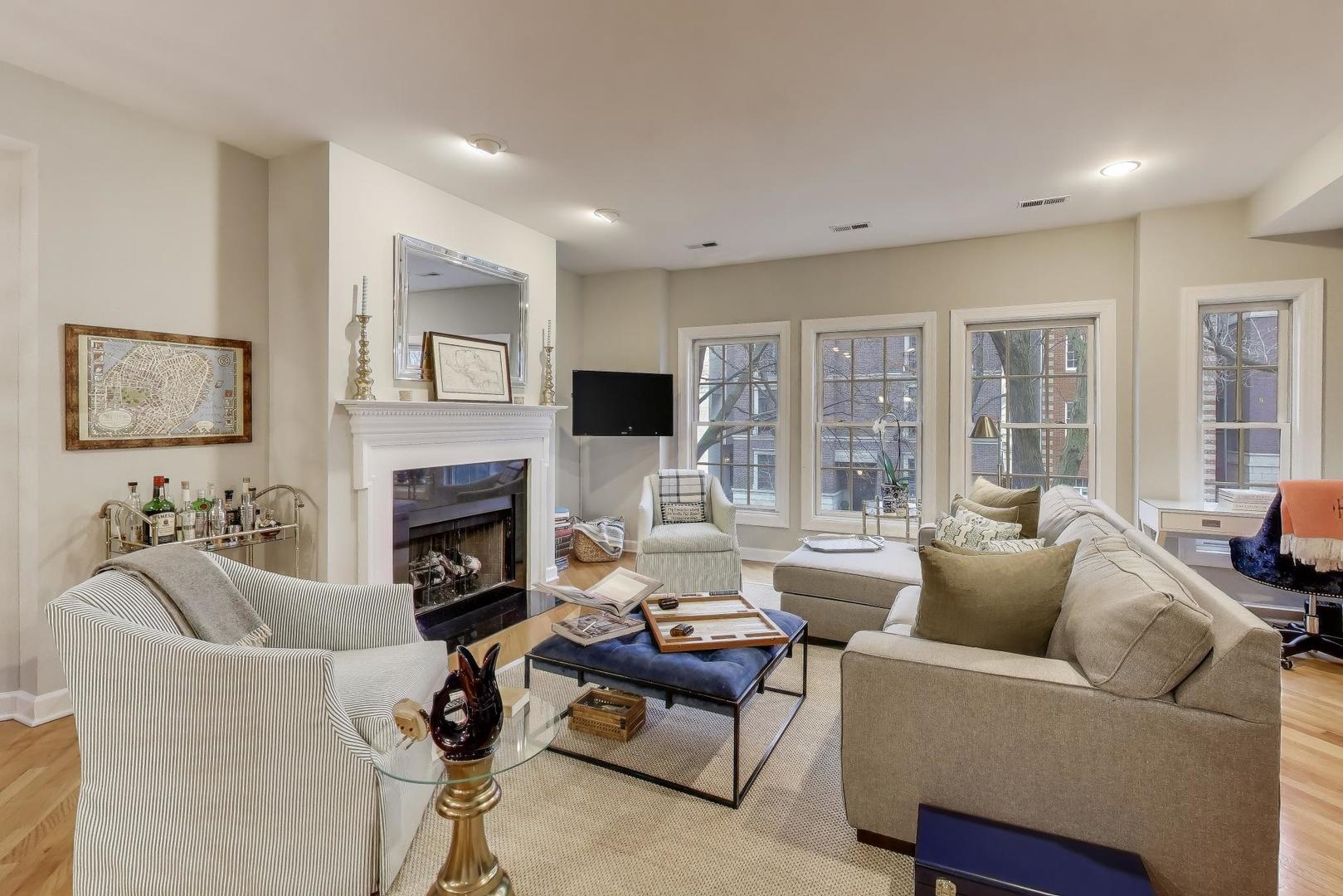 1529 N Mohawk Street 2S