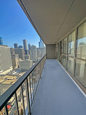 10 E ONTARIO Street 3912
