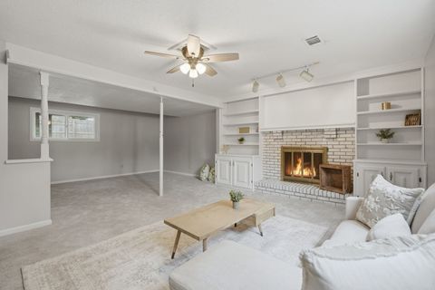 Tiny photo for 4415 Montclair Court, Bettendorf, IA 52722 (MLS # 12714867)