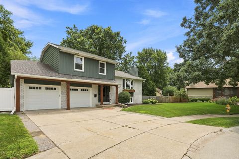 Tiny photo for 4415 Montclair Court, Bettendorf, IA 52722 (MLS # 12714867)