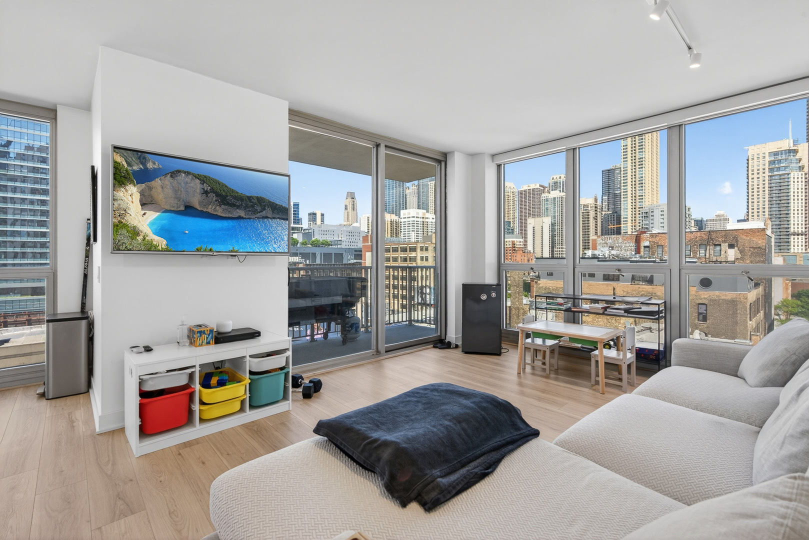 200 W Grand Avenue 806