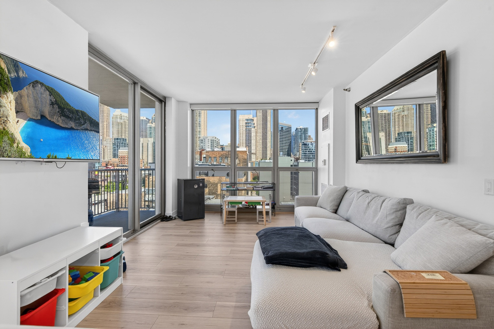 200 W Grand Avenue 806