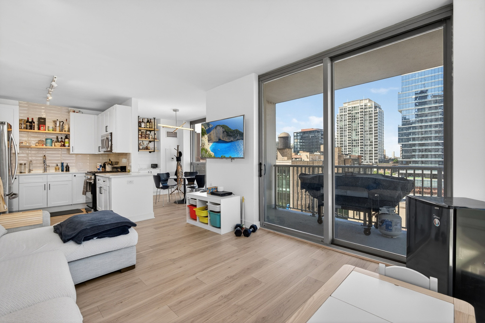 200 W Grand Avenue 806