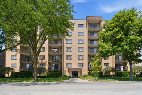 Photo of 700 Graceland Avenue #708, Des Plaines, IL 60016 (MLS # 12708121)
