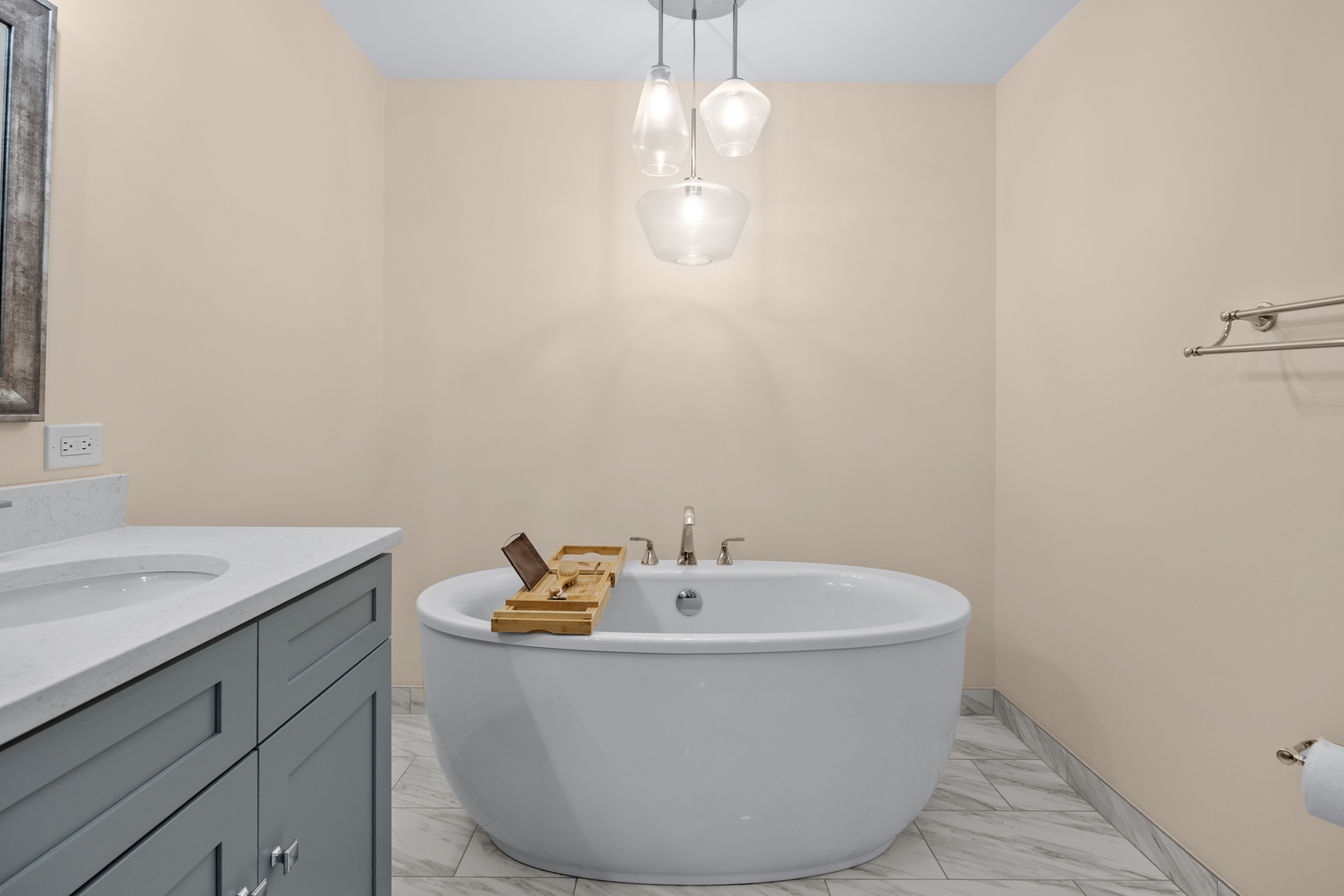 Schaumburg, Illinois 60193, United States, 2 Bedrooms Bedrooms, ,2 BathroomsBathrooms,Residential,Contingent,217598