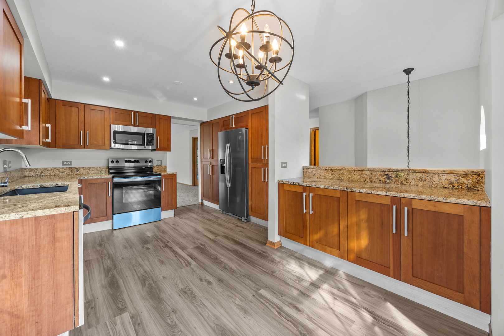 Schaumburg, Illinois 60193, United States, 2 Bedrooms Bedrooms, ,2 BathroomsBathrooms,Residential,Contingent,217598